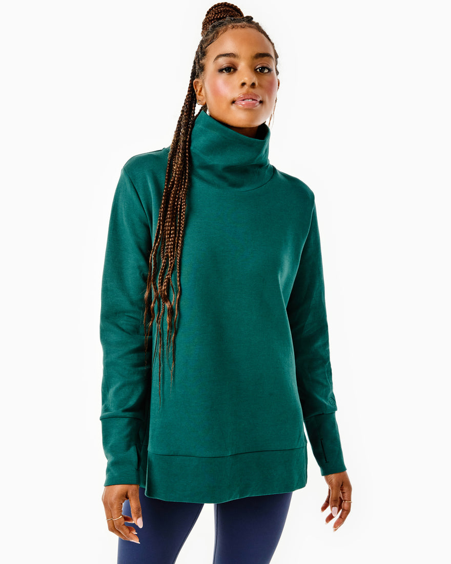 Model is wearing the Rittenhouse Pullover in Ivy with the Everyday Legging in Ivy.